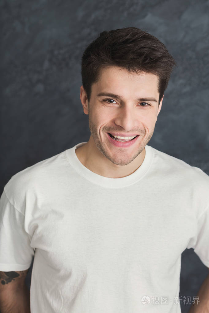 英俊自信的男人肖像