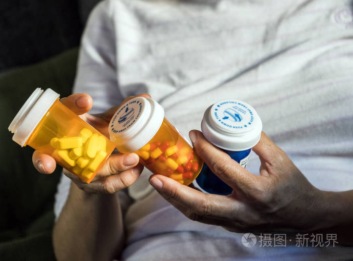 妇女检查药物治疗几艘船在手中的概念