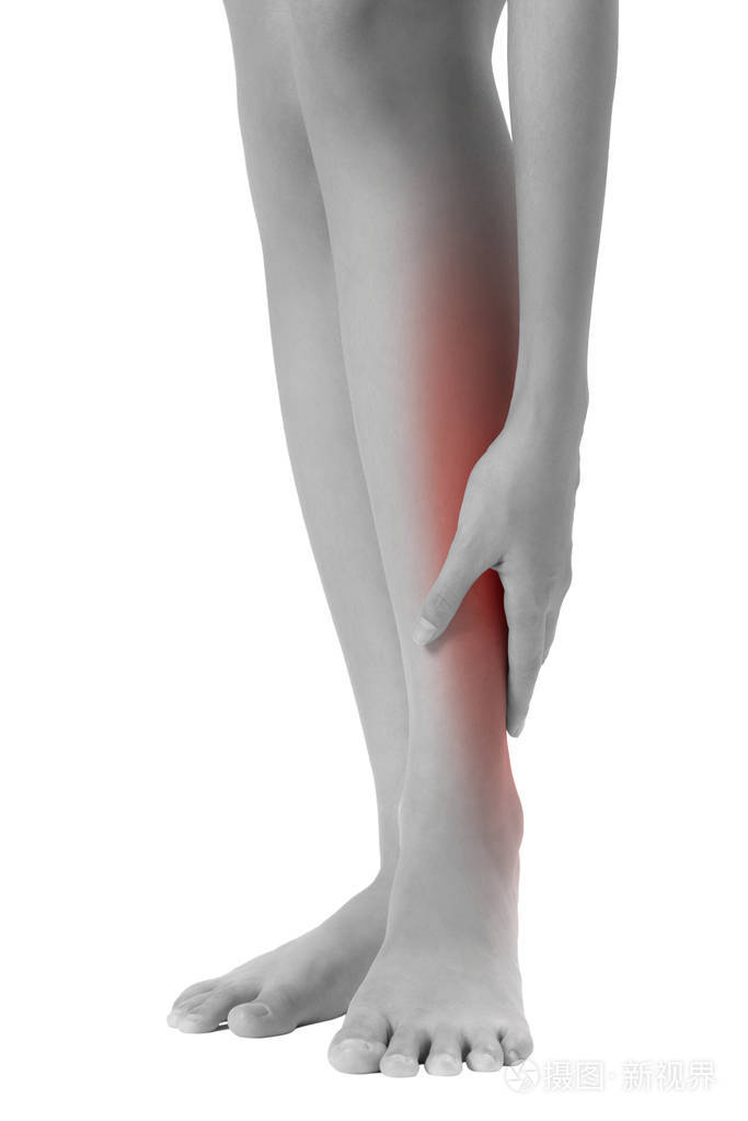 妇女抱着她美丽的健康长腿,按摩小腿和小腿在疼痛区黑白颜色,红色突出