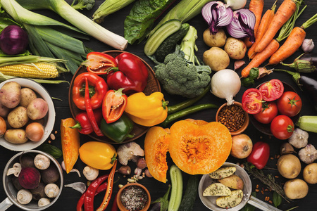 木制背景下的新鲜蔬菜堆复制空间插画