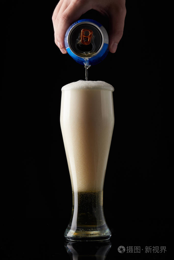 把啤酒倒在杯中
