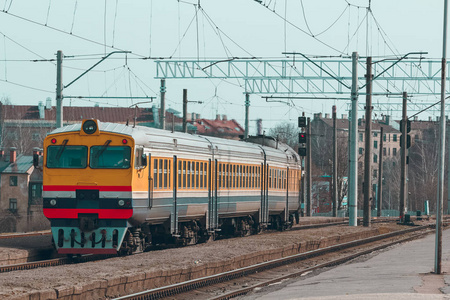 终点站旧的黄色客运柴油列车在终点站行驶照片