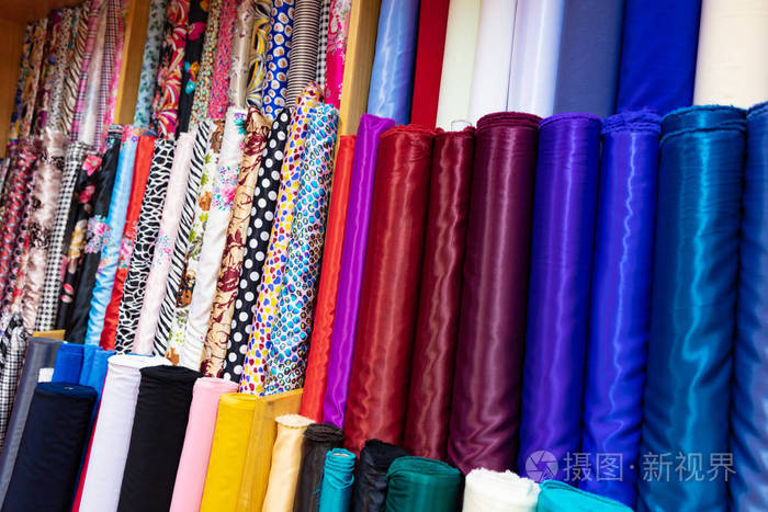 五颜六色的布料在商店出售