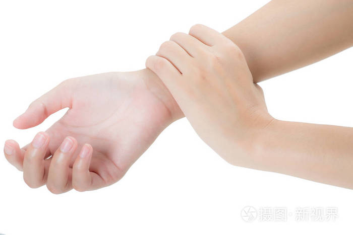 女人握着她美丽健康的手腕健康地站在前面在白色背景上孤立的疼痛区域