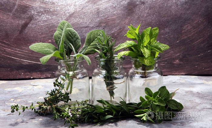 灰色木板上的一堆花园新鲜草药有机天然草本植物