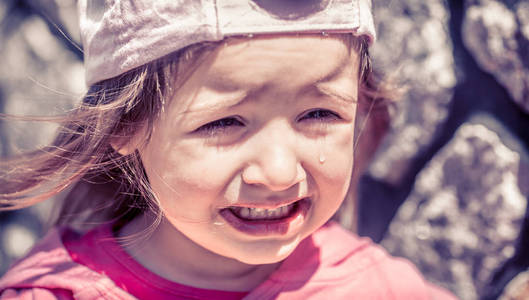 都是月亮惹得货美丽的小女孩哭得眼泪都闭上了.