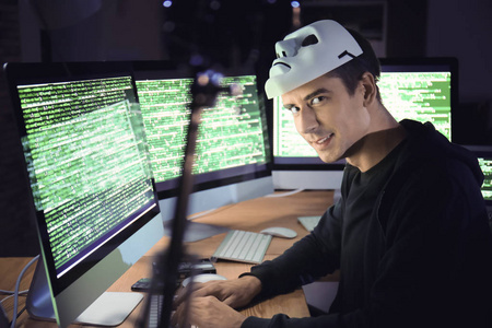 符号集黑客在夜间入侵系统黑客在笔记本电脑上的编程代码别看着眼前一