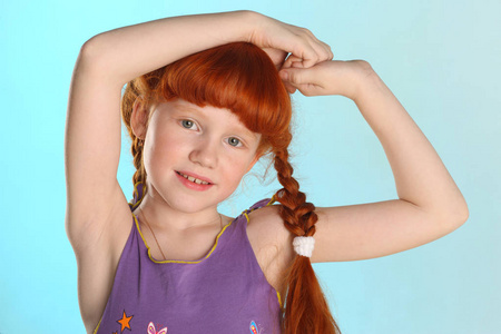 快乐迷人的孩子在夏天的衣服上摆姿势.青春期前的时装模特8岁.照片