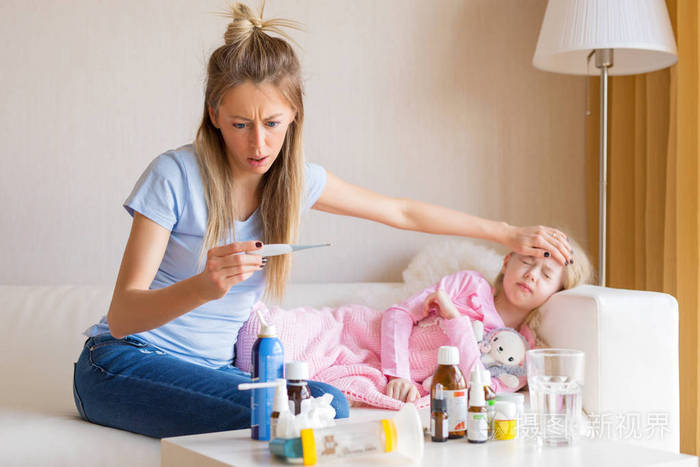 妈妈检查她生病的孩子的体温