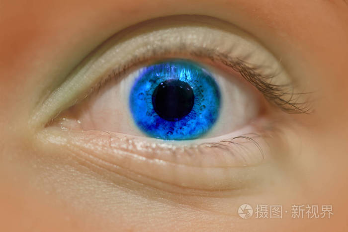 一只蓝色的大眼睛的瞳孔里反射着云