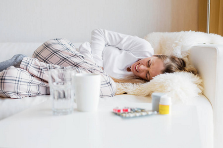 有胃抽筋的女人照片