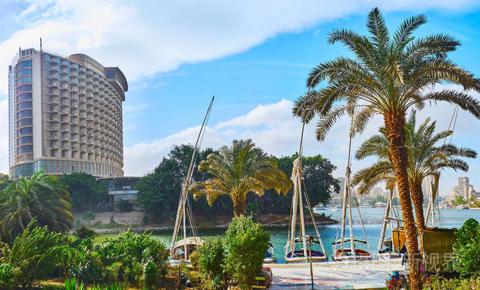 与费卢卡斯的小港湾是通过花园的绿色植物，毗邻现代旅游酒店，开罗，埃及。