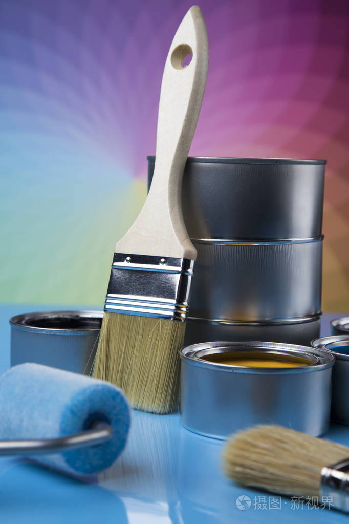 带有彩色油漆和油漆刷的锡金属罐