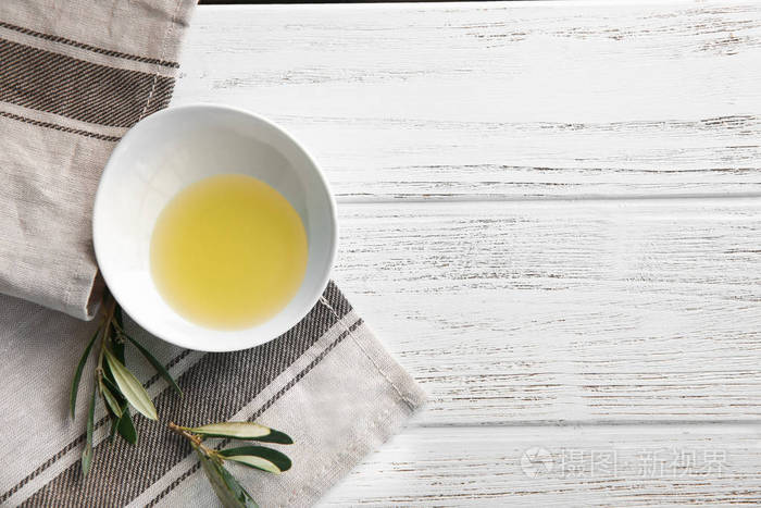 白色桌子上有橄榄油的碗