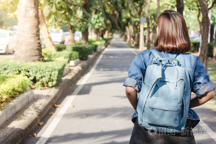 旅游妇女带背包在户外度假,享受风景. 女性生活方式的概念.
