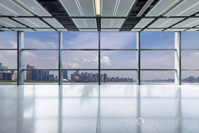 从玻璃窗看到的全景天际线和建筑物
