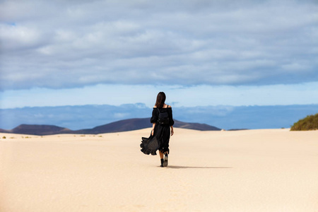 孤独女人的完整肖像在金丝雀群岛的沙漠中走开了. 旅行概念照片
