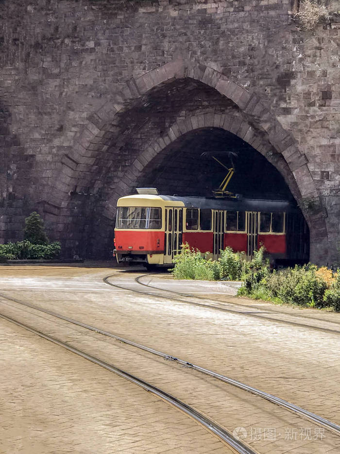 斯洛伐克布拉迪斯拉发城堡山下的有轨电车隧道