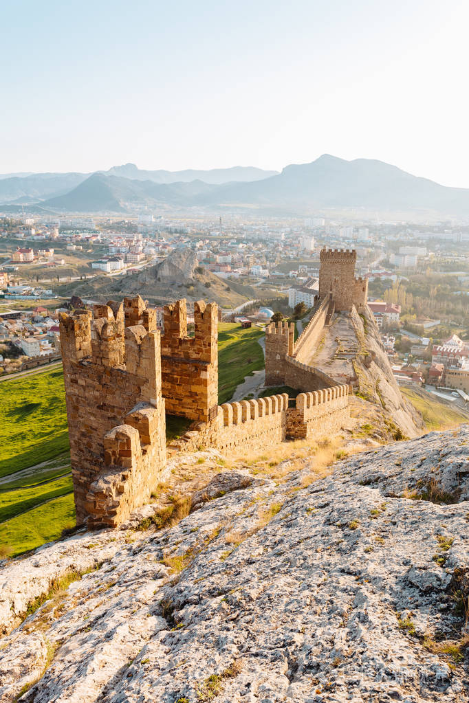 一个古老的防御堡垒与塔在苏达克在克里米亚在黎明