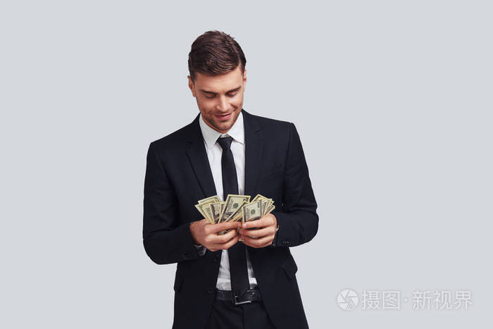 执行商人微笑着在工作室数钱