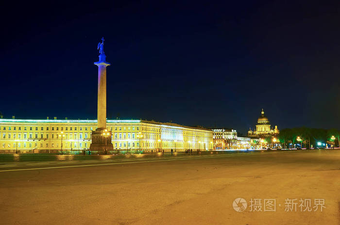 宫殿广场是城市的主要广场，在俄罗斯圣彼得堡中部有高的亚历山大柱