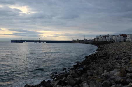 黑海的石质海岸,靠近博尔肖索契的阿德勒村.照片