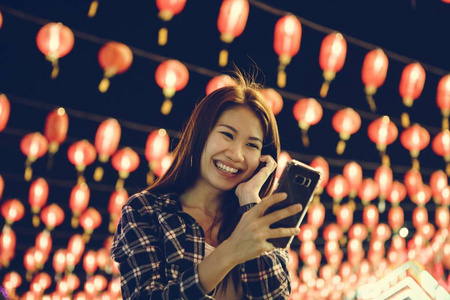 女人在元宵节自拍图片