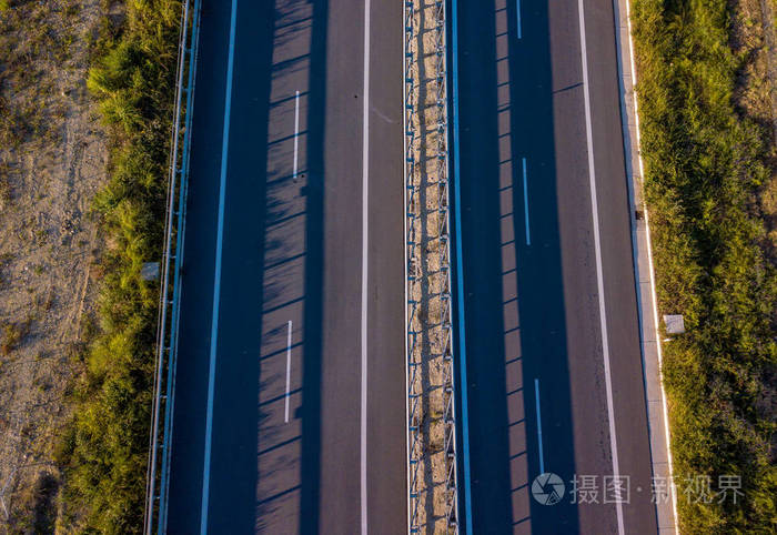 意大利高速公路的美丽鸟瞰汽车经过