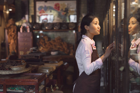 商店里穿围裙的年轻女子图片