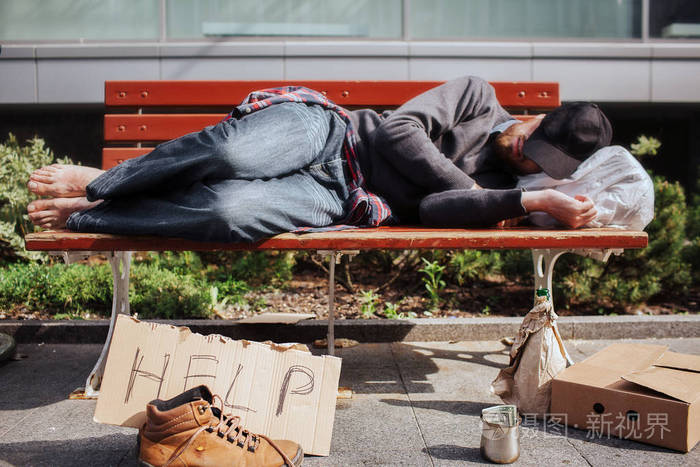 熙累了, 筋疲力尽了.有一个袋子里有东西在他的头底下.