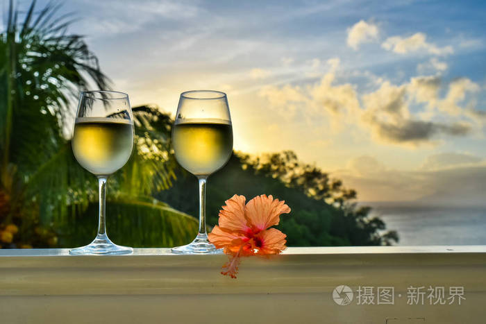 夏日的浪漫时刻,日落时分,两杯白葡萄酒,放松浪漫的