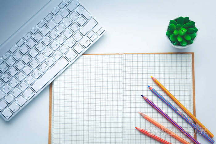 在木桌上的空白页的打开笔记本的顶部视图图像.打开笔记本