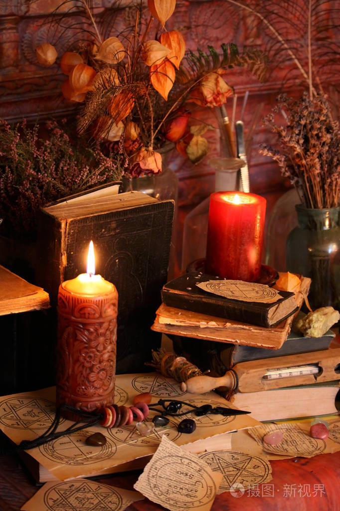 还活着:旧的油灯,古董书,干燥的玫瑰花蕾,一支燃烧的蜡烛,在铜碗药瓶