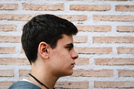 年轻成年男子的侧面头部拍摄照片