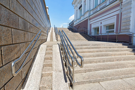 作为城市中部楼梯的一部分,轮椅的一个巨大的陡坡照片