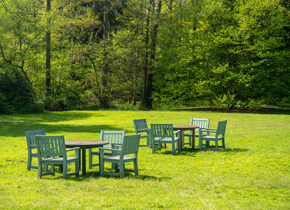 外膨胀大花园草坪上的户外桌椅照片