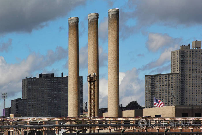 纽约市天空背景的三根工厂管道