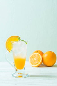 橙汁和苏打水放在木桌上图片