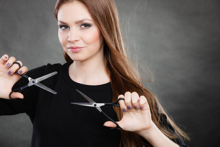 专业女理发师理发师用剪刀做零钱剪头发.照片