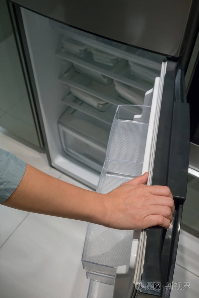 关闭手打开单色冰箱门的银色手柄.