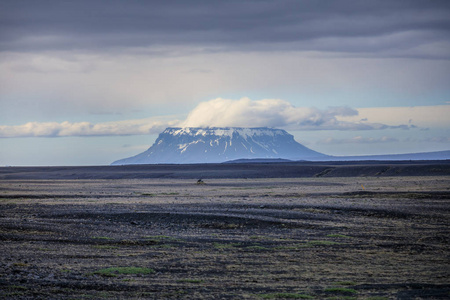 美丽的风景山景照在冰岛的夏天图片