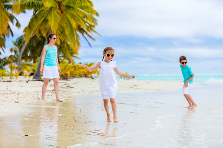 一家人在热带海滩上享受暑假图片
