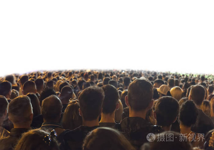 一群人在一场孤立于白色背景的音乐会上