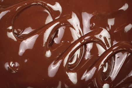 融化的巧克力漩涡作为背景特写图片