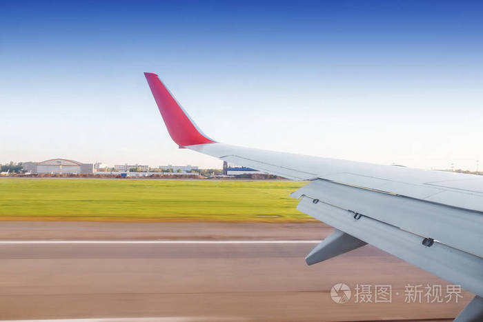 飞机降落速度或从窗口起飞的机翼视图