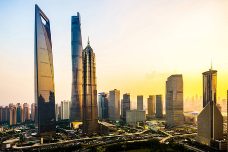 一座在蓝天下俯瞰远景的现代化城市照片