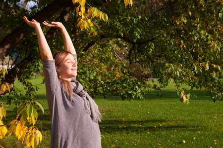 年轻待产女性伸手晒太阳的轮廓.