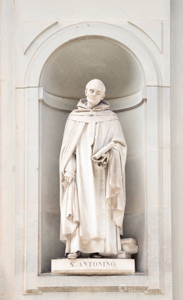 圣安东尼奥雕像在乌菲齐画廊的正面。 意大利