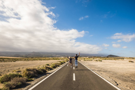 共同地好夫妇走着跳着,满意和快乐地在一条漫长的无限的生活道路上