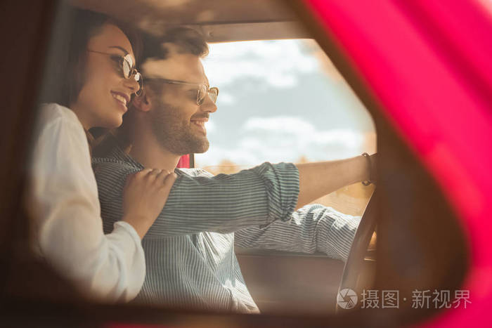 美丽的幸福夫妇一起开车